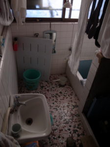 改修前　浴室が廊下から30cmも下がっており、そこに洗面台もあった。